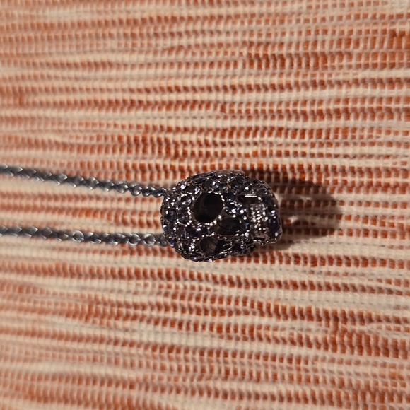 SIMPLY VERA VERAWANG BLUE SKELETON HEAD HALLOWEEN NECKLACE - Picture 2 of 10